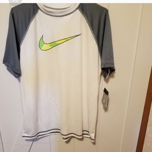 Large. Men's Nike dri-fit active shirt..nwt